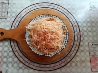 12、香嫩藕丸子,莲藕去皮后刨成丝