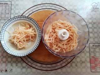 13、香嫩藕丸子,莲藕丝分2次放入绞肉机里，不要超过绞肉碗的提示线位置