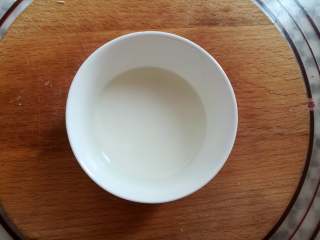 16、香嫩藕丸子,用5克的玉米淀粉加入20克水混合均匀