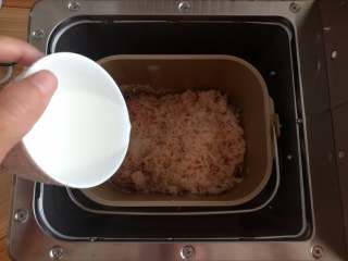 17、香嫩藕丸子,勾芡好的淀粉水倒入肉泥里