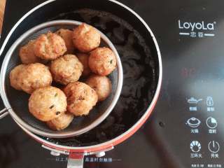 23、香嫩藕丸子,藕丸子炸到金黄色用滤网捞出滤一下油