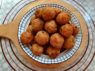 24、香嫩藕丸子,丸子放凉后装盘