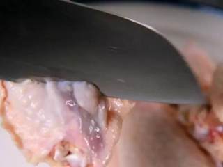 1、蜜汁鸡翅的家常做法,香嫩口感,抵不住的美味诱惑,鸡翅正反两面划斜刀