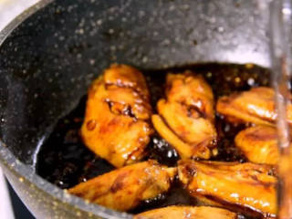 5、蜜汁鸡翅的家常做法,香嫩口感,抵不住的美味诱惑,加入清水，关盖中火煮10分钟