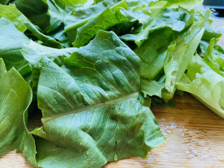 3、蚝油油麦菜,沥干水分切小段