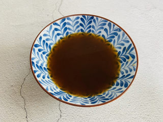 7、蚝油油麦菜,加入适量的清水搅拌均匀备用