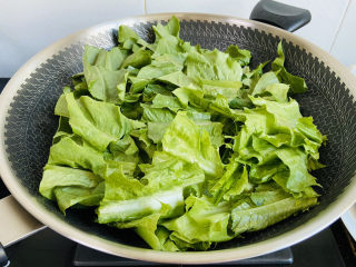 11、蚝油油麦菜,倒入油麦菜