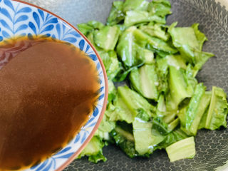13、蚝油油麦菜,倒入蚝油汁