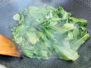 14、蚝油油麦菜,翻炒断生即可关火