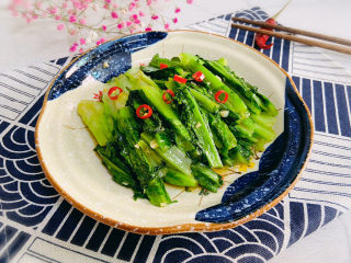 15、蚝油油麦菜,盛入盘中辣椒点缀