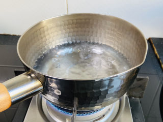 4、鸡蛋醪糟汤,雪平锅内加入200ml饮用水大火烧开