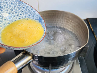 5、鸡蛋醪糟汤,倒入蛋液