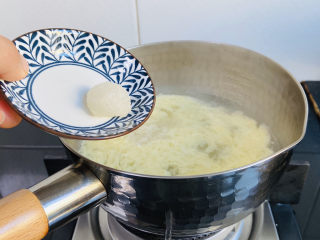 8、鸡蛋醪糟汤,放入冰糖