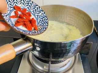 9、鸡蛋醪糟汤,倒入枸杞