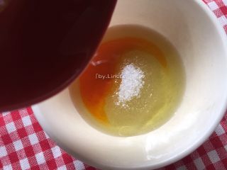 7、尖椒皮蛋,加入辣椒油