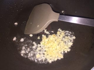 11、尖椒皮蛋,然后热锅，放少许油，倒入蒜蓉爆香