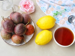 1、百香果柠檬蜂蜜水,准备好所有食材。