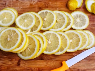 3、百香果柠檬蜂蜜水,清洗好的柠檬去掉表面水分切片。