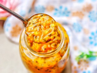 10、百香果柠檬蜂蜜水,继续，柠檬，百香果。这个步骤重复几次直到装满。