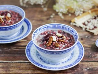 7、红豆薏米甜酒酿,祛湿健脾又营养丰富的红豆薏米甜酒酿就制作完成了。