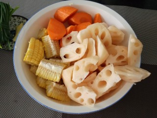 6、＃咸味＃ 田园排骨汤,切块备用，玉米切圈还是切长条任选，其他两种切滚刀块