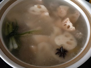 8、＃咸味＃ 田园排骨汤,炖半小时后放藕，大火煮开转中火1小时