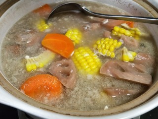 11、＃咸味＃ 田园排骨汤,很香哦！由于炖好后，忘关火，接孩子回来汤就好少了。排骨的油全浮上面了，将油全部撇掉