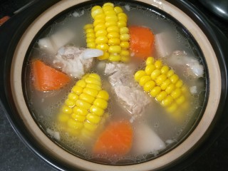 12、＃咸味＃ 田园排骨汤,盛入小汤煲中