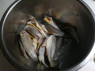 1、蒜香黄鱼,小黄鱼处理完清洗干净