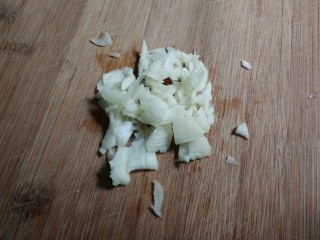 2、蒜香黄鱼,蒜瓣剥去皮切成粒