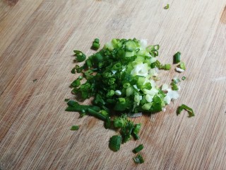 3、蒜香黄鱼,葱切碎