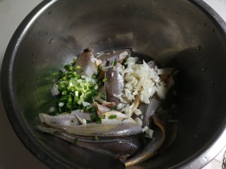 4、蒜香黄鱼,放入葱碎蒜粒