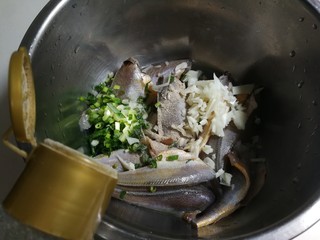 5、蒜香黄鱼,放入少许白胡椒粉