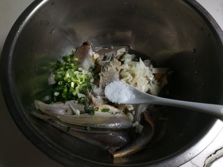 6、蒜香黄鱼,放入一小勺盐