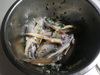 7、蒜香黄鱼,鳊鱼腌制十五分钟
