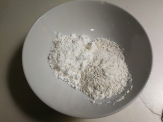 8、蒜香黄鱼,碗中放入一勺面粉，一勺玉米淀粉