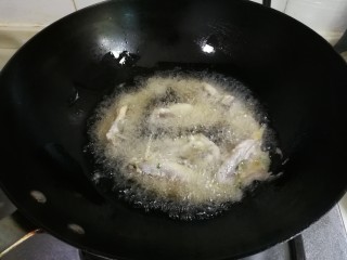 11、蒜香黄鱼,油锅烧热，放入小黄鱼炸至微黄捞出来凉透