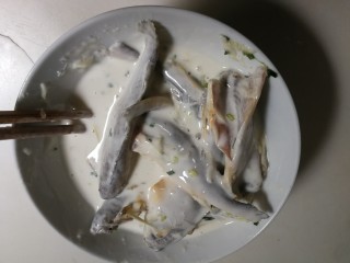 10、蒜香黄鱼,将小黄鱼放入面糊拌匀，裹上面糊