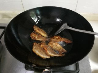 12、蒜香黄鱼,油锅再次烧热，放入小黄鱼复炸，炸至金黄