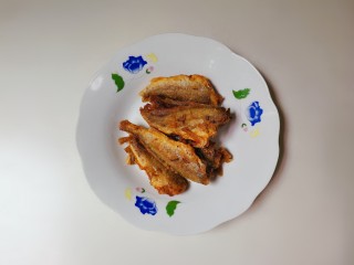 13、蒜香黄鱼,出锅盛盘