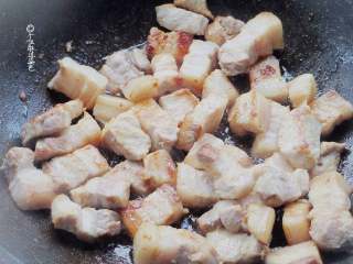 2、五花肉豆角焖面,五花肉煽炒熟至出油，焦黄焦黄就可以了