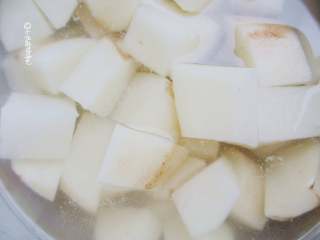 4、五花肉豆角焖面,土豆去皮切成小块，用凉水浸泡去除淀粉