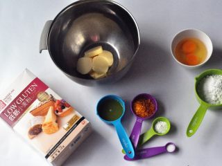 1、橙香磅蛋糕,全部材料准备好，黄油切小块室温放置后使用