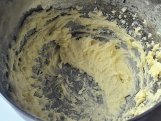 3、橙香磅蛋糕,中速打发至黄油发白