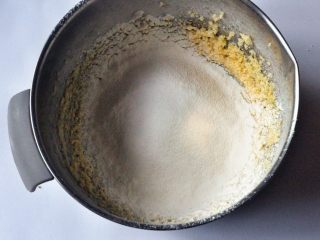 5、橙香磅蛋糕,低筋面粉和泡打粉混合后过筛