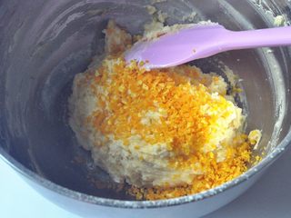 7、橙香磅蛋糕,橙子洗干净，皮擦成橙皮屑，不要擦到白色部分，口感会苦，倒入面糊。