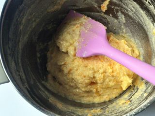 8、橙香磅蛋糕,加入橙汁，混合好面糊。