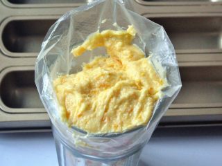 9、橙香磅蛋糕,将面糊装入裱花袋，挤入磅蛋糕模具中。