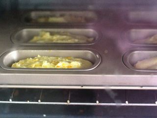 10、橙香磅蛋糕,放入提前预热好的烤箱，170度35分钟左右，表面上色即可。