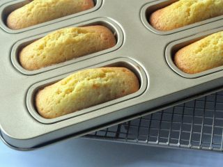 11、橙香磅蛋糕, 出炉后脱模放在晾架上冷却，磅蛋糕一般放3天更好吃，但我这款迷你的，马上吃也超好吃。